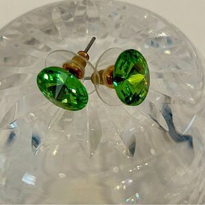 Gorgeous Leafy green crystal rivoli studs peridot -tone